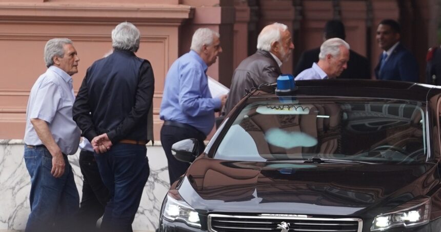 El Gobierno recibe a la CGT con la amenaza del paro del transporte como telón de fondo El Gobierno recibe a la CGT con la amenaza del paro del transporte como telón de fondo