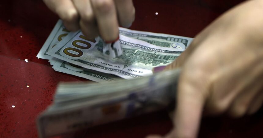 El dólar blue cayó 6% en septiembre y cerró en $ 1.230