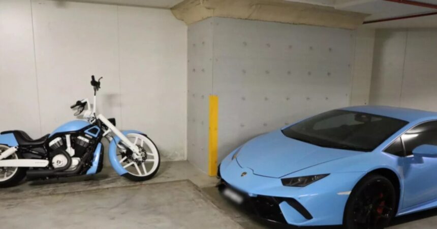 Cobra ayuda por desempleo y tiene un Lamborghini y una Harley-Davidson en el garaje Cobra ayuda por desempleo y tiene un Lamborghini y una Harley-Davidson en el garaje