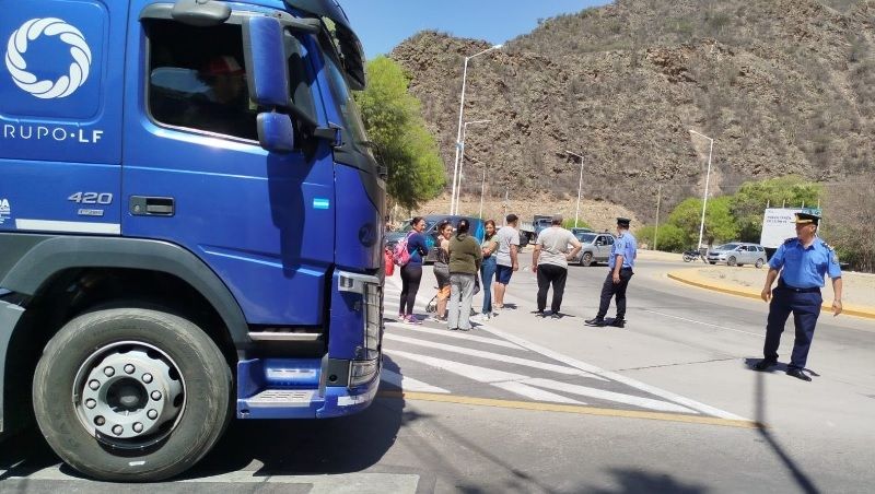 Por falta de agua, vecinos cortaron Ruta N° 75