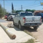 Chepes: camioneta con daños por caída de poste