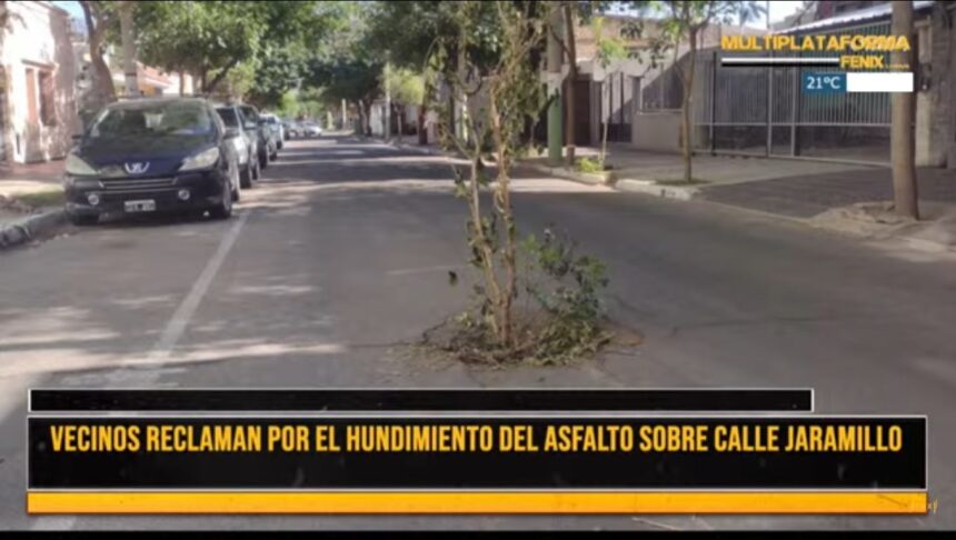 Vecinos reclaman por el hundimiento de asfalto sobre calle Jaramillo Vecinos reclaman por el hundimiento de asfalto sobre calle Jaramillo