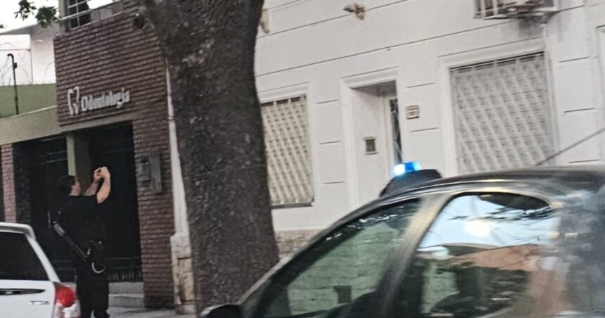 Balacera a metros de estadio de Newell’s: cinco disparos impactaron en el frente de una casa Balacera a metros de estadio de Newell’s: cinco disparos impactaron en el frente de una casa