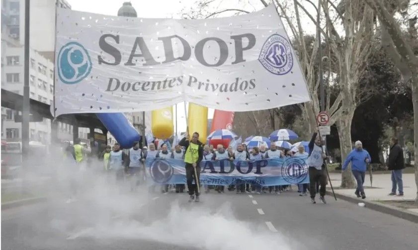 Docentes privados reclaman pagos adeudados y el cumplimiento del bono de .000 Docentes privados reclaman pagos adeudados y el cumplimiento del bono de .000