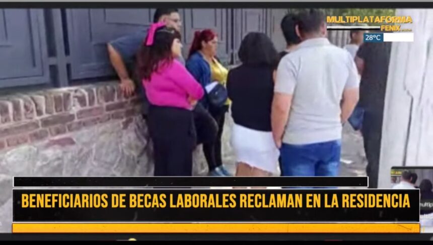 Beneficiarios de becas laborales reclaman pago en la Residencia del gobernador Beneficiarios de becas laborales reclaman pago en la Residencia del gobernador