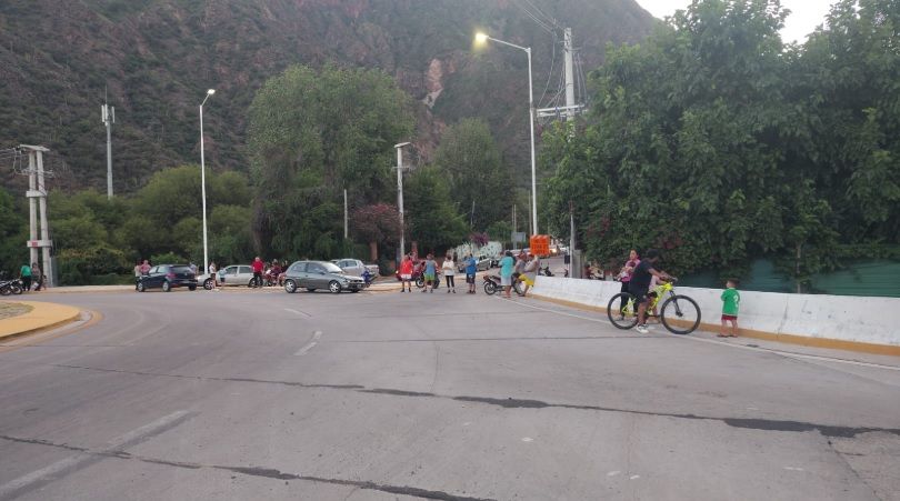 Vecinos cortan el acceso a la nueva ruta a Sanagasta Vecinos cortan el acceso a la nueva ruta a Sanagasta