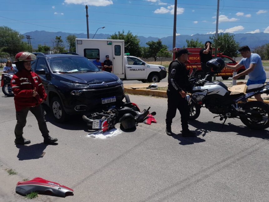 Choque entre una moto y un auto por Avenida 2 de Abril y Granados Choque entre una moto y un auto por Avenida 2 de Abril y Granados