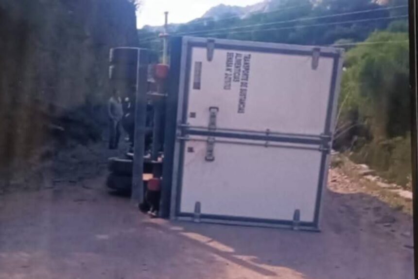 Vuelco en Ruta Provincial 28: Dos heridos fueron trasladados a la Capital Vuelco en Ruta Provincial 28: Dos heridos fueron trasladados a la Capital