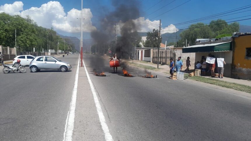 Protesta por falta de agua en Av. Yacampis Protesta por falta de agua en Av. Yacampis