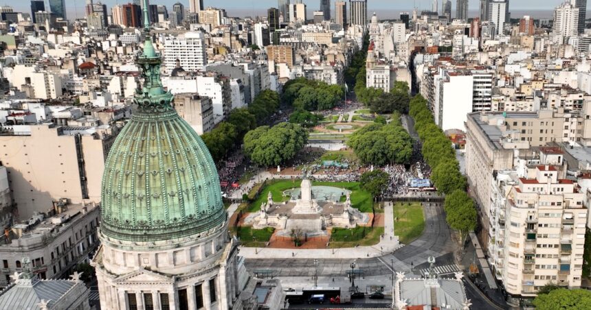 Investigan por intimidación pública a dos rusos que manipularon un dron sobre el Congreso Investigan por intimidación pública a dos rusos que manipularon un dron sobre el Congreso