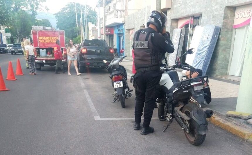 Fuerte choque entre camioneta y motocicleta Fuerte choque entre camioneta y motocicleta