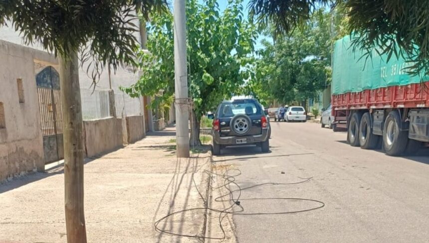 Camión cortó cables de energía y dejó sin luz a viviendas del barrio Vargas Camión cortó cables de energía y dejó sin luz a viviendas del barrio Vargas
