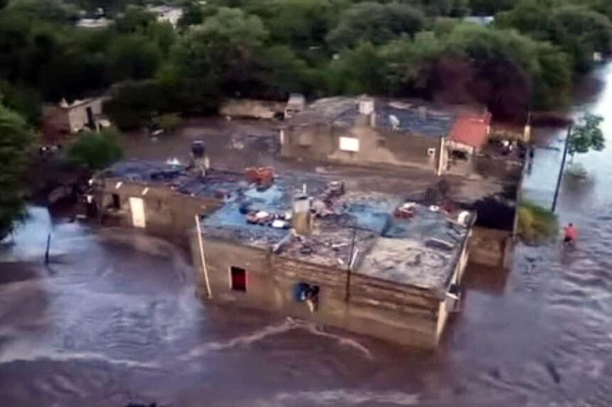 Lluvia, personas evacuadas y rutas anegadas Lluvia, personas evacuadas y rutas anegadas