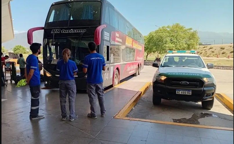 CNRT retiene micro con 54 pasajeros por graves deficiencias mecánicas en La Rioja CNRT retiene micro con 54 pasajeros por graves deficiencias mecánicas en La Rioja