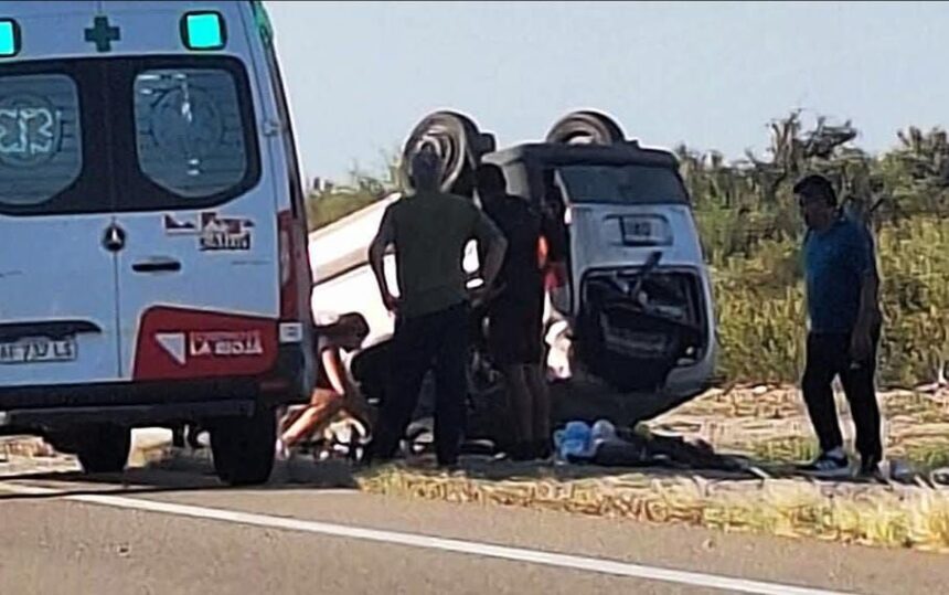 Turistas volcaron en Ruta 40 y fueron asistidos por una ambulancia que pasaba por el lugar