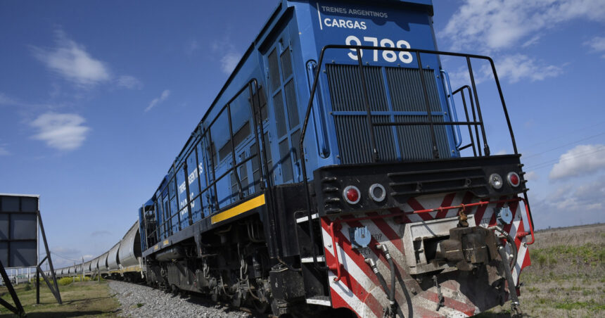 Javier Milei firmó el decreto para privatizar la empresa de trenes Belgrano Cargas Javier Milei firmó el decreto para privatizar la empresa de trenes Belgrano Cargas