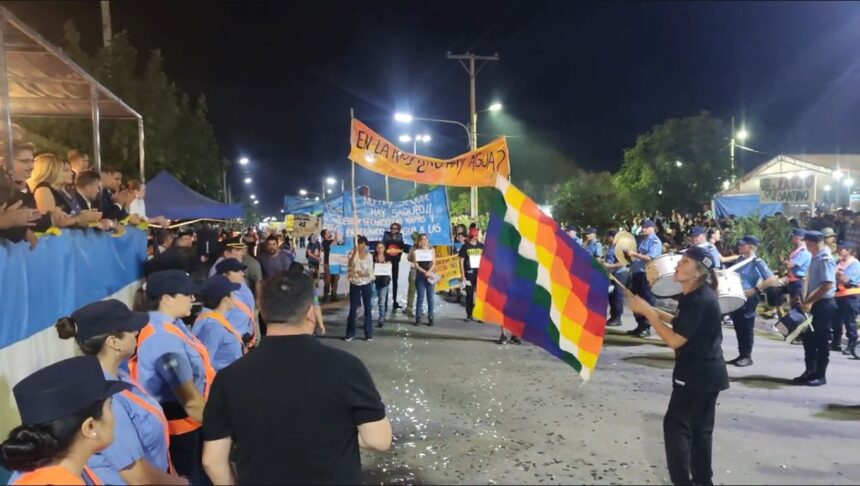 Chilecito: asambleístas anti mineros se manifestaron en el desfile por el 310° aniversario