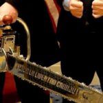 Cómo es y de dónde salió la motosierra que Javier Milei le regaló a Elon Musk