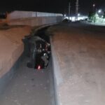 Automóvil cayó a un desagüe en Av. Félix de la Colina: la conductora resultó ilesa