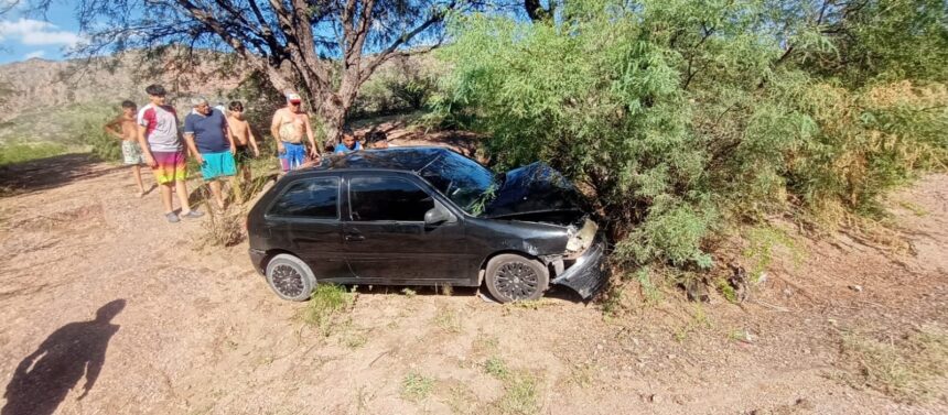 Desbarrancó un vehículo en Huaco tras quedar sin freno de mano Desbarrancó un vehículo en Huaco tras quedar sin freno de mano
