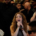 Después de cancelar sus shows en Chile, Shakira les cantó a sus fans en la puerta del hotel
