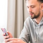 Cómo proyectar la pantalla de tu celular en la pared sin necesidad de un proyector