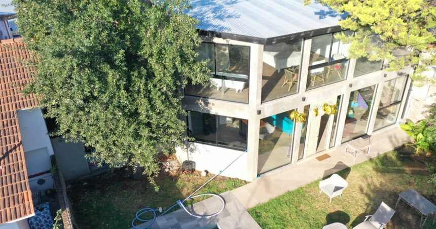 El dúplex transparente: producía pornografía infantil en una casa a la vista de sus vecinos El dúplex transparente: producía pornografía infantil en una casa a la vista de sus vecinos