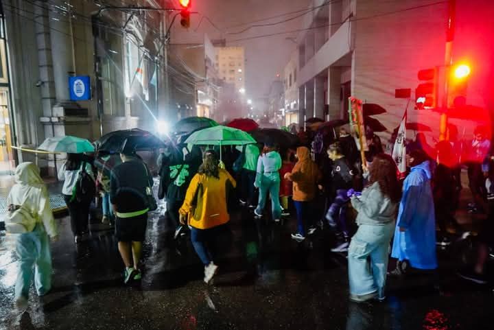 Bajo la lluvia y con firmeza: Las riojanas marcharon por sus derechos en el 8M