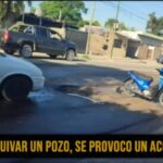 Por esquivar un bache, moto colisionó con automóvil