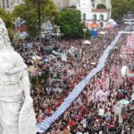 La marcha contra el golpe del ’76 fue masiva y el Gobierno insistió con la “Memoria Completa”