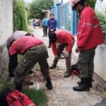 Rescatan a un perro atrapado en un caño subterráneo en el barrio Benjamín Rincón
