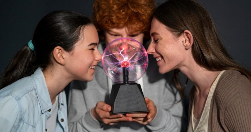 ¿Por qué algunas personas transmiten ‘electricidad’ a otras?: La explicación científica