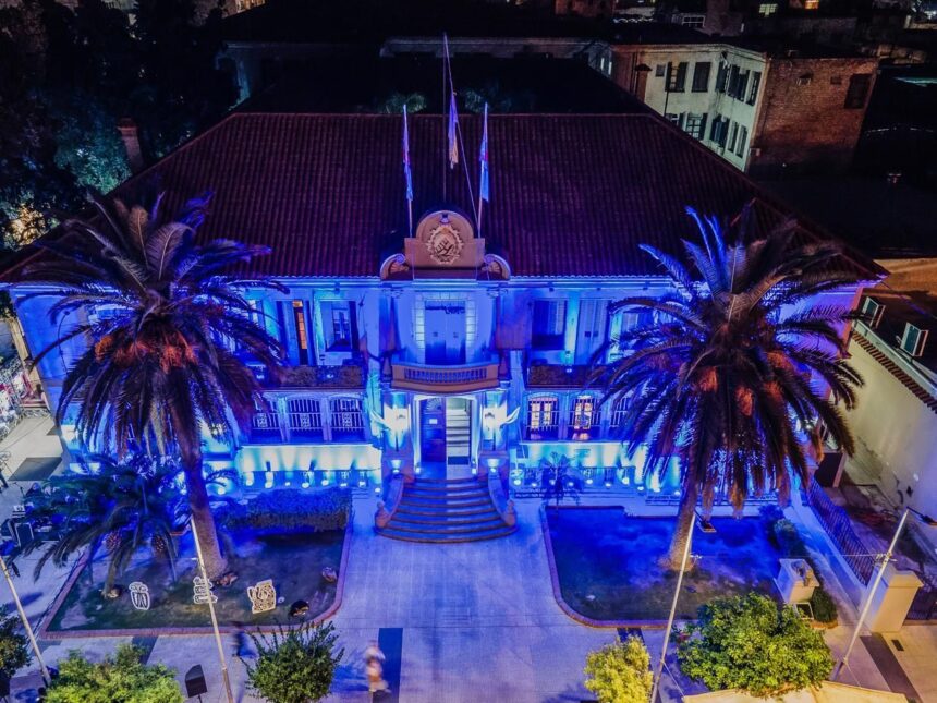La Casa de Gobierno se ilumina de azul para concienciar sobre el autismo
