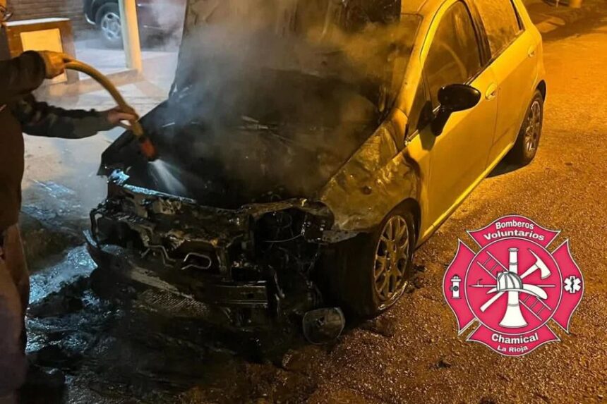 Chamical: se incendió un vehículo en el barrio municipal Chamical: se incendió un vehículo en el barrio municipal