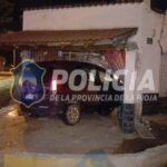 Perdió el control de su camioneta, se estrelló contra una casa y terminó preso