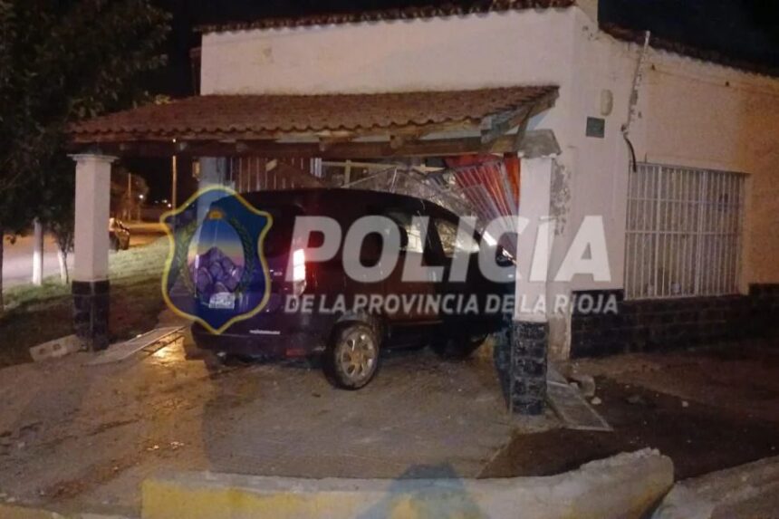 Perdió el control de su camioneta, se estrelló contra una casa y terminó preso Perdió el control de su camioneta, se estrelló contra una casa y terminó preso