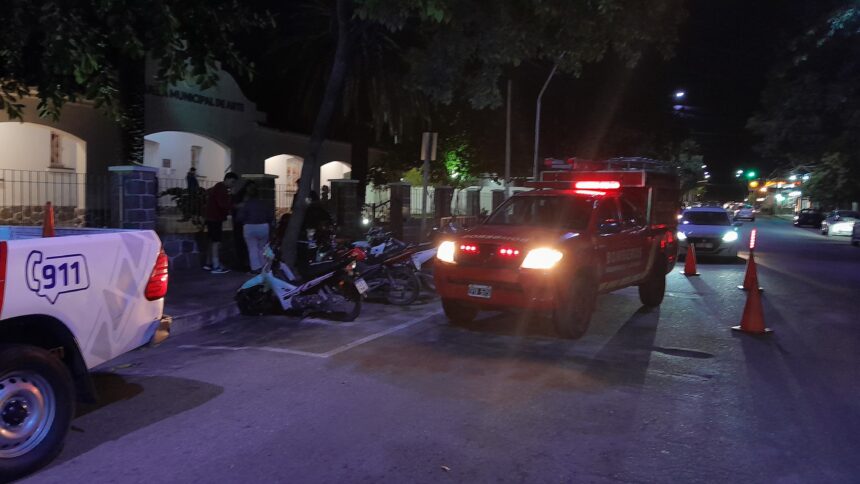 Una mujer resultó lesionada tras caer de su motocicleta junto a un menor en Av. Facundo Quiroga Una mujer resultó lesionada tras caer de su motocicleta junto a un menor en Av. Facundo Quiroga