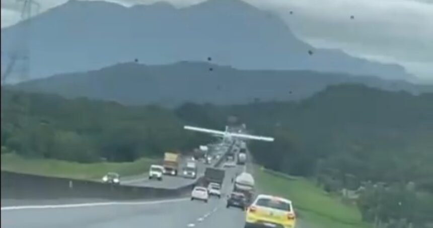 Una avioneta aterrizó de emergencia en una autopista colmada de autos