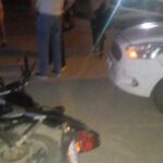 Choque entre una moto y un auto por Av. René Favaloro