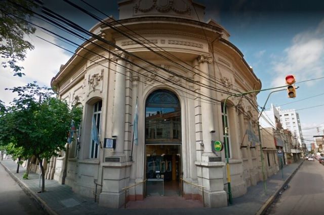 En el primer día sin cepo el dólar oficial se vende a 90 en el Banco Nación En el primer día sin cepo el dólar oficial se vende a 90 en el Banco Nación