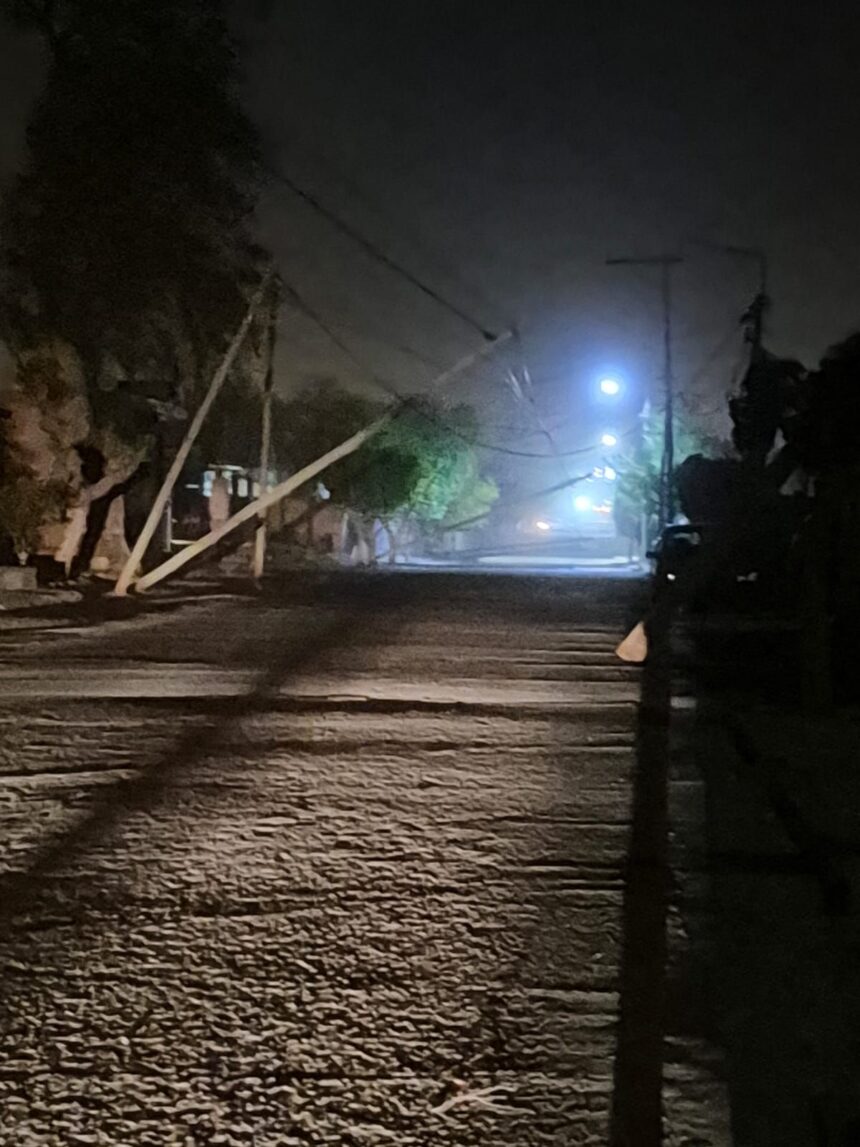 El viento zonda provocó la caída de postes y cortes de tránsito en Vichigasta