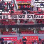 Comida para perros, silbidos y bandera contra los jugadores: así recibió su gente a Independiente