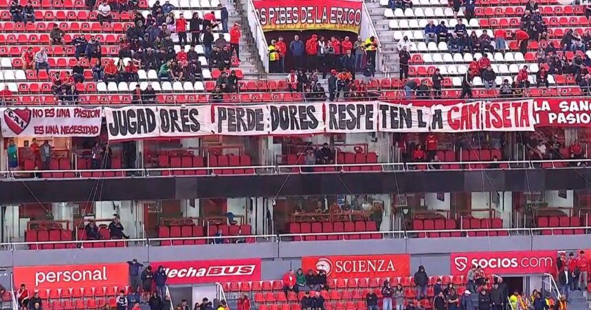Comida para perros, silbidos y bandera contra los jugadores: así recibió su gente a Independiente