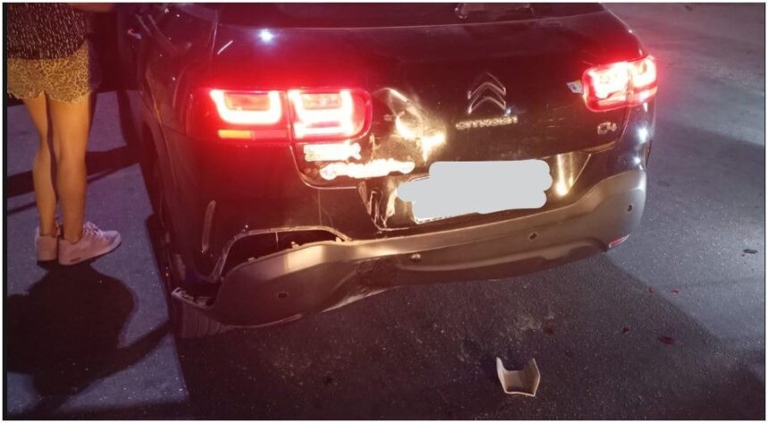 Choque entre un auto y una moto en la madrugada en el sur de la ciudad