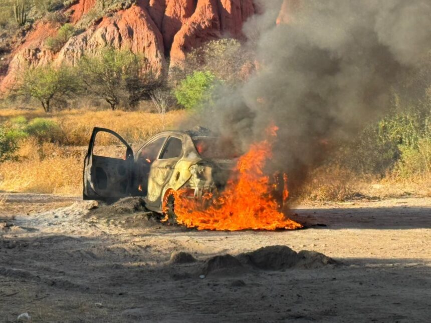 Un auto se incendió por completo en la zona de la Pollera de la Gitana, en Sanagasta