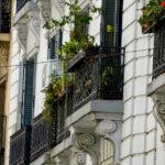 A cuadras del Palacio Barolo, la única calle en espejo de todo Buenos Aires